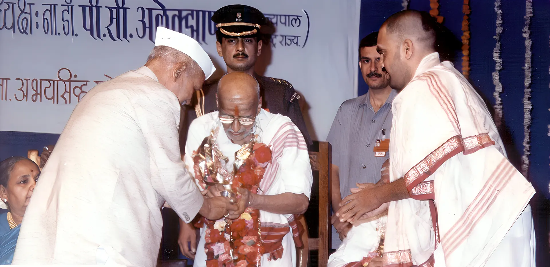 महामहिम राष्ट्रपती श्री शंकरदयाळ शर्मा यांच्या हस्ते राष्ट्रपती पुरस्कार स्वीकारताना श्री दत्तमहाराज